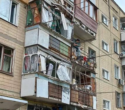 Горіло пшеничне поле та пошкоджена пʼятиповерхівка: росіяни атакували безпілотниками Дніпропетровщину