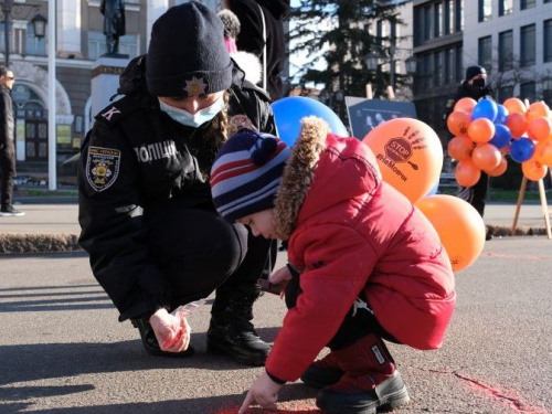 16 днів проти насильства: у Кривому Розі презентували проєкт «Червоний пісок»
