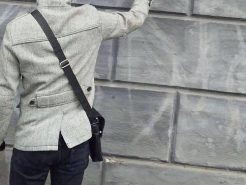 В Кривом Роге активисты совместно с сотрудниками полиции зарисовывали рекламу наркотиков