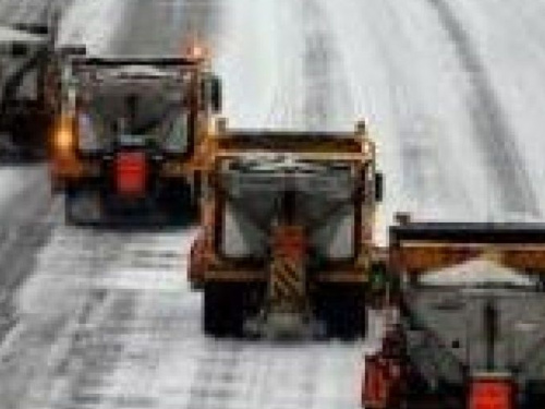 Февральский снегопад -  в Кривом Роге на дороги выехала техника для расчистки