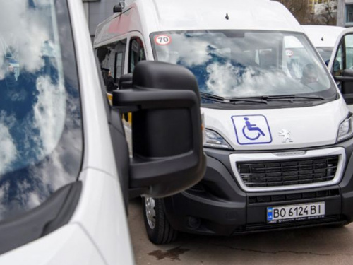 Под Кривым Рогом громада получила автомобиль для маломобильных жителей