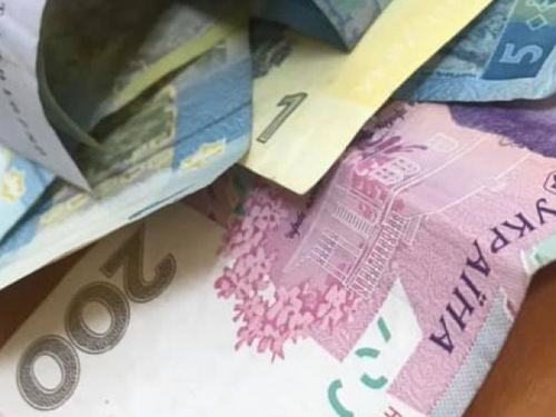 Повалил на землю и опустошил карман: в Кривом Роге прохожий лишился 300 гривен в собственном подъезде