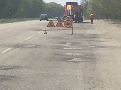 На трассе Кривой Рог-Днепр дыры латают чудо-машины