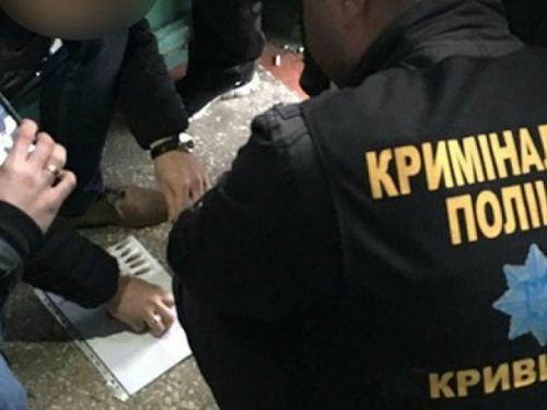 В Ингулецком районе Кривого Рога патрульные задержали троих мужчин с наркотиками (ФОТО)