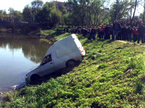 В центре Кривого Рога из реки вытащили автомобиль-утопленник (ФОТО)