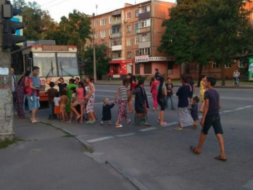 В Кривом Роге люди перекрыли одну из наиболее оживленных улиц с требованием дать им свет