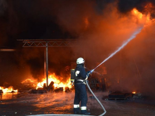 Под Кривым Рогом - крупный пожар на пластиковом заводе, очаг локализован (фото, видео)