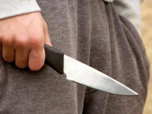 В Кривом Роге вооруженный ножом хулиган угрожал семье с ребенком