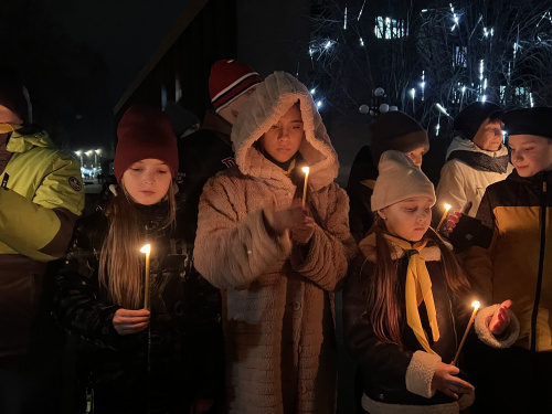 «В небі зірка спалахнула»: криворізькі пластуни передали Вифлеємський вогонь миру містянам