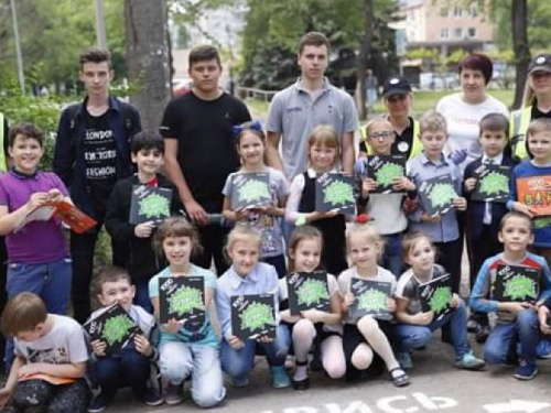 "Возьми ребёнка за руку": в Кривом Роге появились надписи для пешеходов (фото)