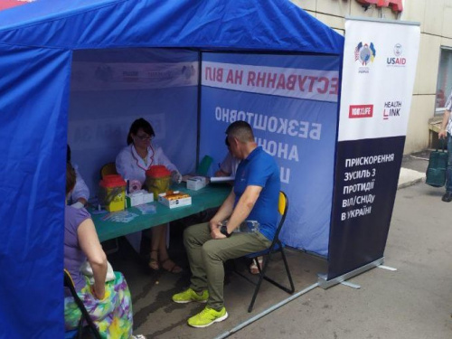 По-быстрому: в Кривом Роге жители могут узнать свой ВИЧ-статус прямо на рынке (фото)