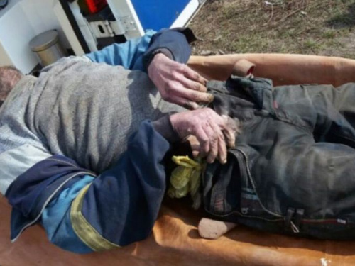 Осторожно, открытый люк: в Кривом Роге спасатели достали провалившегося мужчину