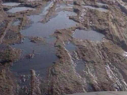 Пломбы из зубов вылетают: в сети показали состояние дороги Кривой Рог-Кропивницкий (видео)