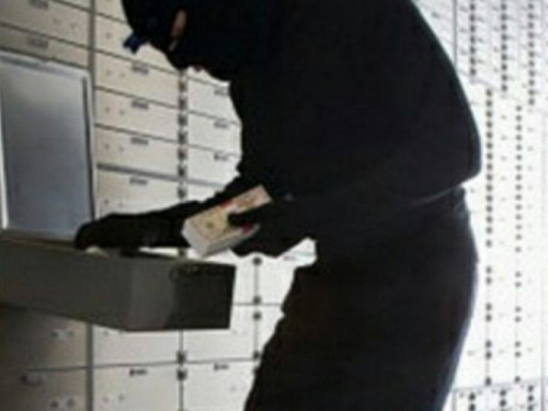 В Кривом Роге ограбили банк  и ранили сотрудницу: полиция ищет преступников