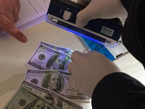 В Кривом Роге задержали сотрудника городского совета во время получения взятки (фото)