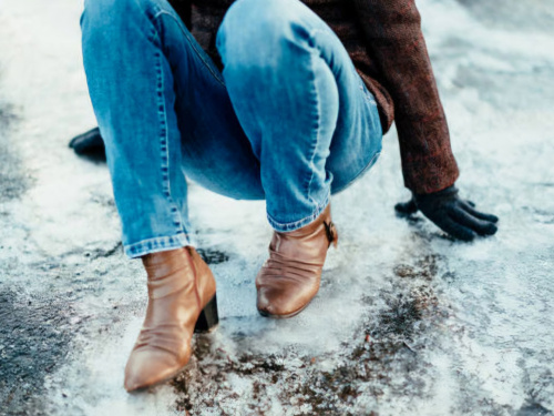 Ожеледиця не страшна: чим посипати доріжки взимку - фото з відкритих джерел