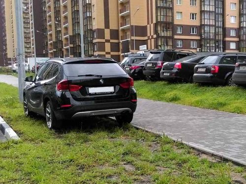 паркування машин, фото ілюстративне