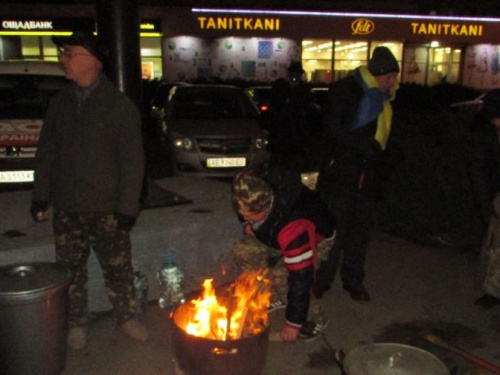 Костер и майдановский чай: в Кривом Роге отметили День достоинства и свободы (фото)