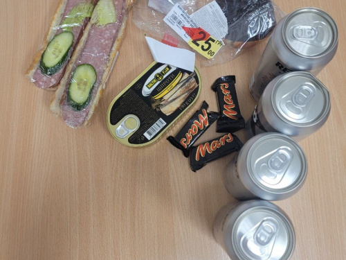 Бутерброди, солодощі та слабоалкогольні напої: у Кривому Розі чоловік викрав товар в магазині «Ашан»