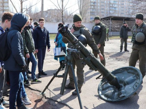 Воинская служба изнутри: в части 3011 Кривого Рога состоялся День открытых дверей