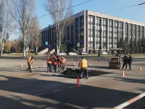 В Кривом Роге ограничено движение транспорта из-за ремонтных работ на дорогах ( фотофакт)