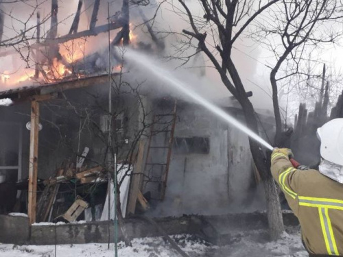 В Кривом Роге в одном из районов горела баня (ФОТО)