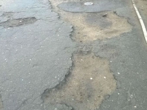 До загса можно не дойти: в Кривом Роге жители требуют отремонтировать дорогу, ведущую к дворцу бракосочетания