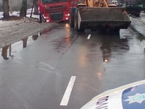 Патрульная полиция оказала помощь водителю, попавшему в беду на дороге