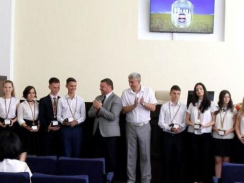 В Кривом Роге чествовали лучших выпускников Долгинцевского района (ФОТО)