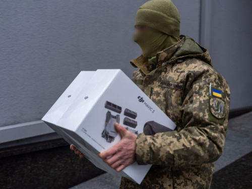 Метінвест передав українським розвідникам 20 генераторів і тактичне обладнання