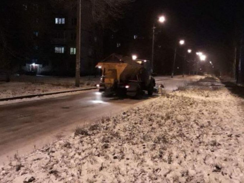 В Кривом Роге работы по расчистке снега велись всю ночь (ФОТО)