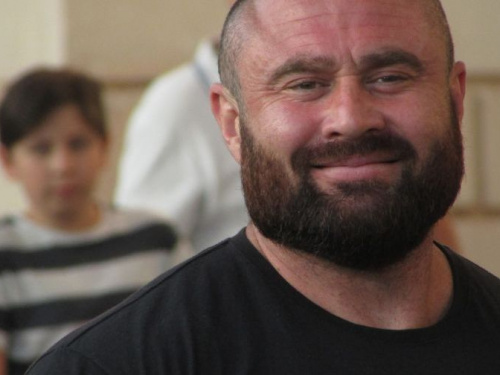 Шоу силы и мощи: в Кривом Роге стронгмен из Чернигова привлекал молодежь к занятиям спортом (фото)