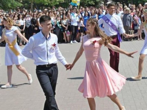 Школьный вальс battle: выпускники Днепропетровщины могут побороться за звание самой танцевальной школы