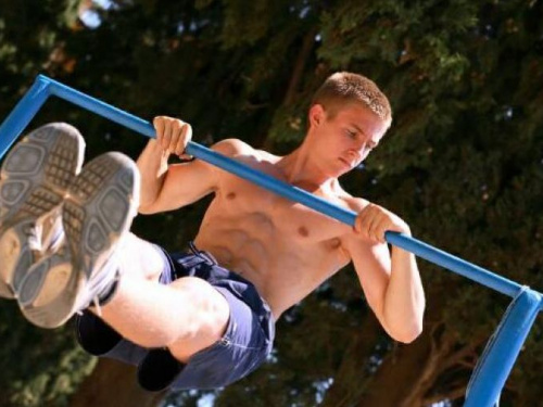 В Кривом Роге определят лучшего в подтягиваниях