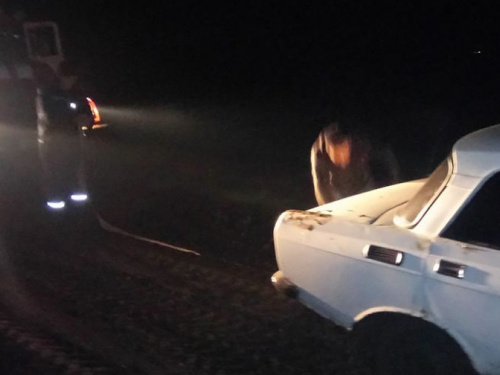 Автомобиль "Москвич" застрял на грунтовой дороге не доехав до Кривого Рога (ФОТО)