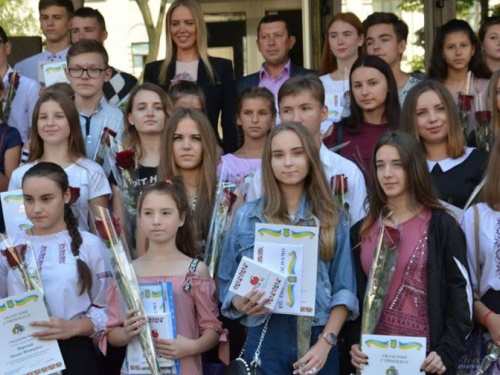 На Днепропетровщине лучшим школьникам и студентам, лишенным родительской опеки вручили стипендии (фото)