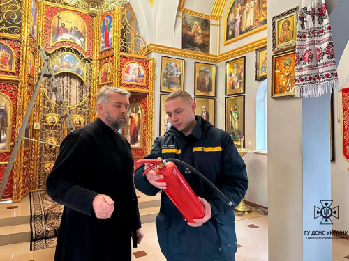 Криворізькі надзвичайники навідалися до культових споруд: говорили про безпеку на свята