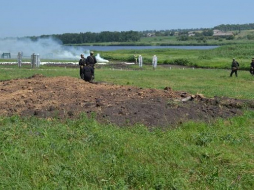 Пулеметные очереди, взрывы гранат и выстрелы из танков: в 17-й ОМТБр Кривого Рога что-то происходит (фото)