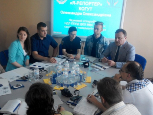 В Кривом Роге журналистам предложили опробовать на себе новый психотренинг для полицейских (ФОТО)