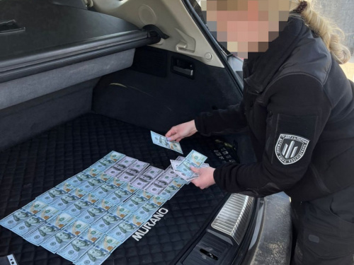 Хабар на трасі: у Кривому Розі затримали поліцейську, яка «продавала» фіктивну службу в штурмовому батальйоні