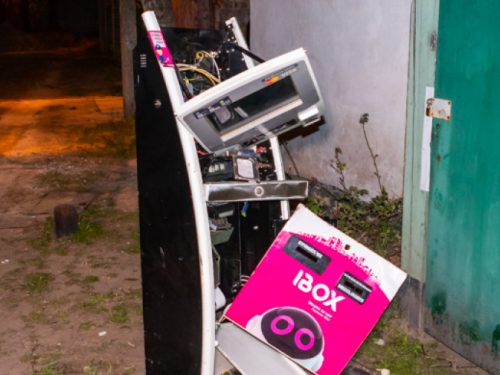 На Днепропетровщине дерзкие налетчики вынесли и разворотили терминал iBox, скрывшись с деньгами