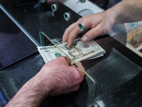 «Старі» долари коштують, як «новенькі»: банкам заборонили встановлювати додаткову комісію