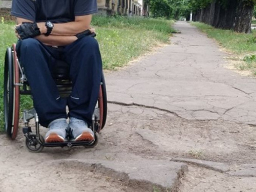 Активисты "Руху без меж" из Кривого Рога инициировали всеукраинский флешмоб #ТротуарНеКратер