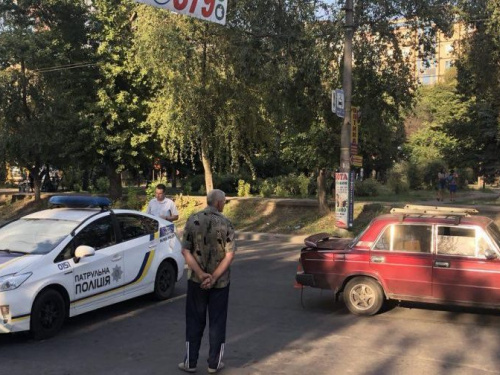 В Кривом Роге невнимательная девочка попала под машину (ФОТО)