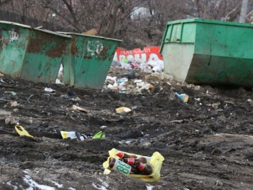 Не для себя, для людей: в Кривом Роге бездомные из подручных средств делают "подходы" к мусорным бакам