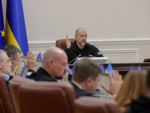 Грошова допомога малозабезпеченим родинам та ВПО - фото Дениса Шмигаля