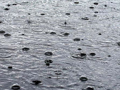 Решили освежиться: жители Кривого Рога купаются в воде, затопившей улицы города (фото)