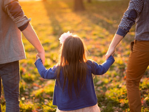 Прийомна родина, фото з відкритих джерел 