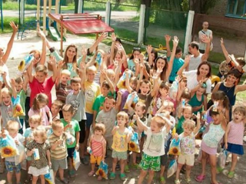 Криворожане проведали детей из подопечного детского дома и установили детскую площадку (ФОТО)