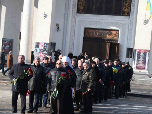 В Кривом Роге ко Дню Соборности прошла торжественная церемония возложения цветов (фото)